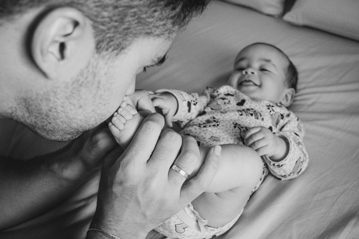 acompanhamento de bebê, abraço na alma, alan smyth fotografo são mateus es, ensaio de bebê, ensaio em casa, ensaio intimista, fotografia afetiva, fotografia de familia,  fotografia de familia sao mateus es, pais de menina, jornada de bebê, ensaio infantil