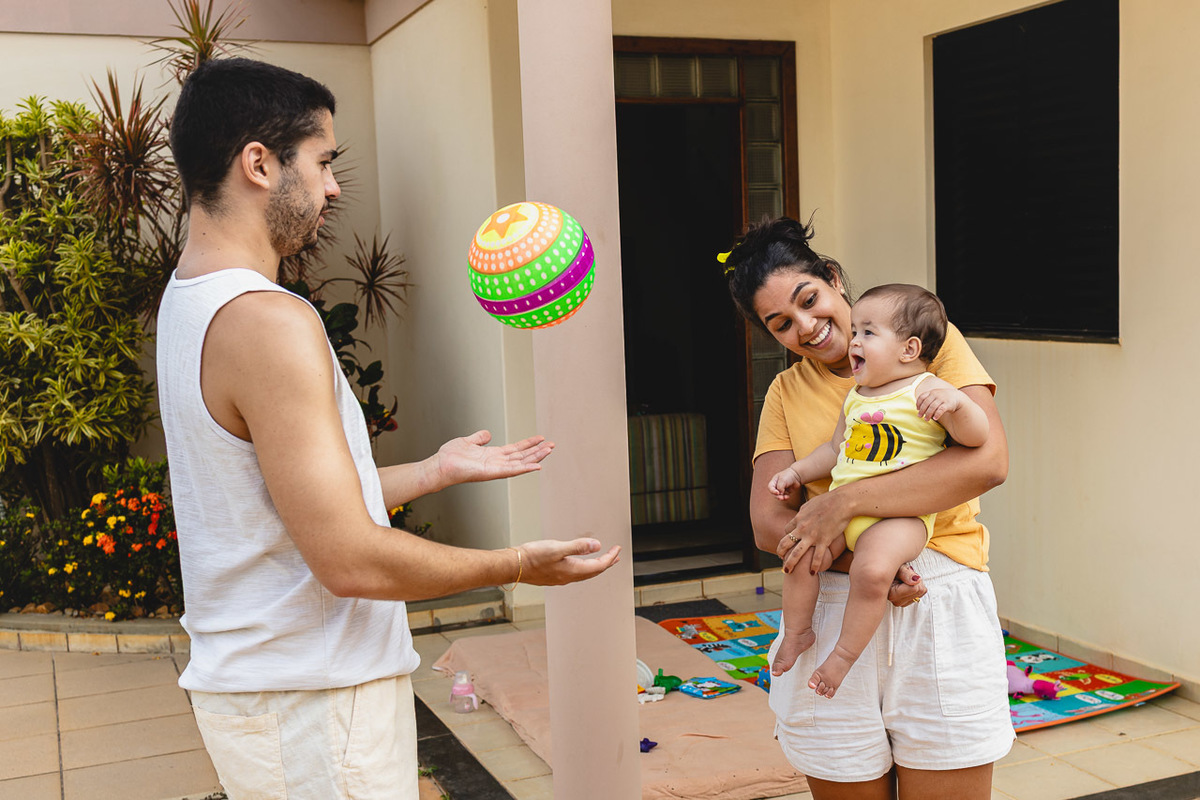 acompanhamento de bebê, abraço na alma, alan smyth fotografo são mateus es, ensaio de bebê, ensaio em casa, ensaio intimista, fotografia afetiva, fotografia de familia,  fotografia de familia sao mateus es, pais de menina, jornada de bebê, ensaio infantil