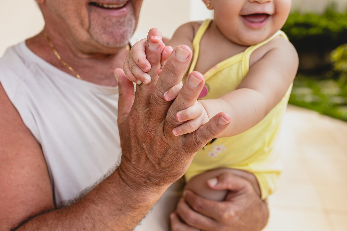 acompanhamento de bebê, abraço na alma, alan smyth fotografo são mateus es, ensaio de bebê, ensaio em casa, ensaio intimista, fotografia afetiva, fotografia de familia,  fotografia de familia sao mateus es, pais de menina, jornada de bebê, ensaio infantil