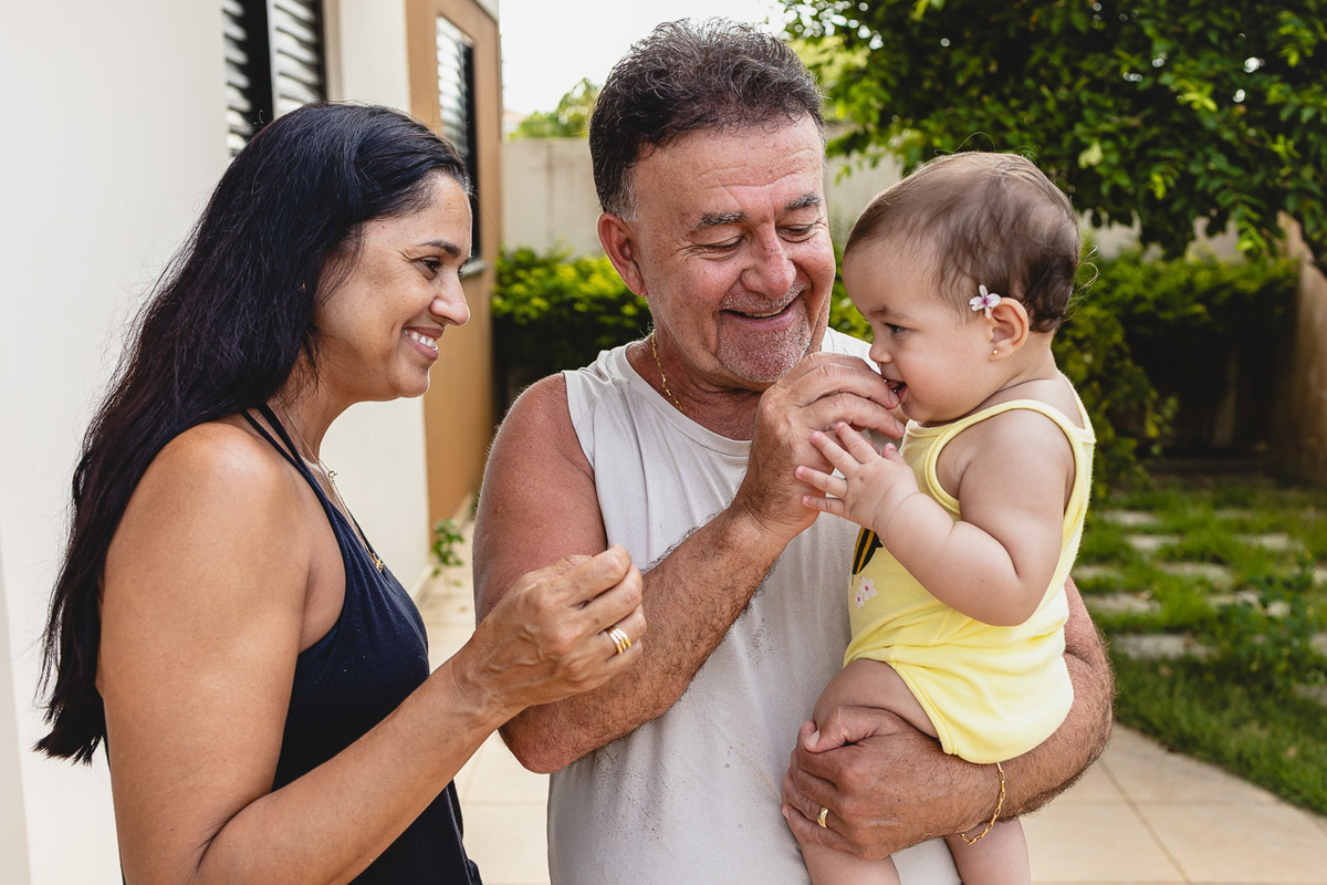 acompanhamento de bebê, abraço na alma, alan smyth fotografo são mateus es, ensaio de bebê, ensaio em casa, ensaio intimista, fotografia afetiva, fotografia de familia,  fotografia de familia sao mateus es, pais de menina, jornada de bebê, ensaio infantil