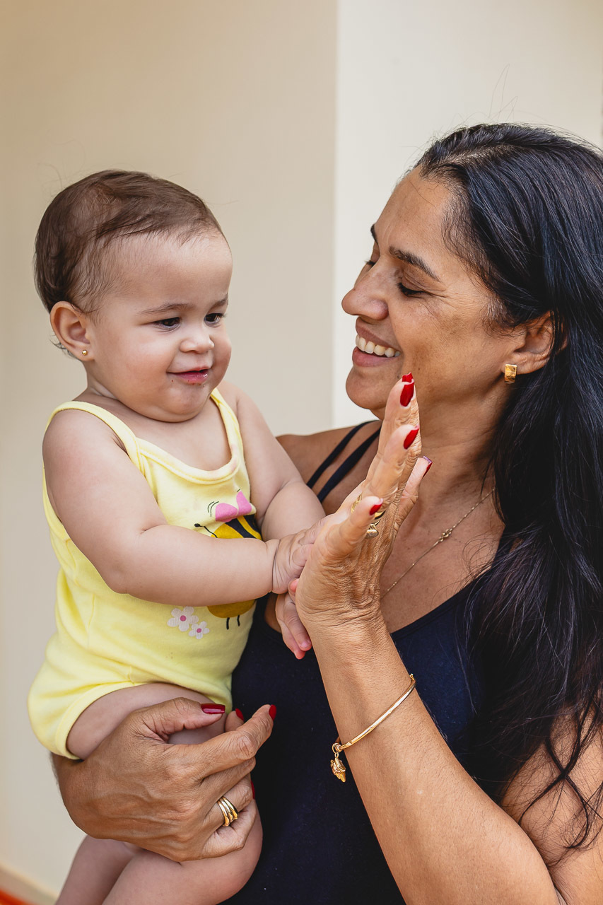 acompanhamento de bebê, abraço na alma, alan smyth fotografo são mateus es, ensaio de bebê, ensaio em casa, ensaio intimista, fotografia afetiva, fotografia de familia,  fotografia de familia sao mateus es, pais de menina, jornada de bebê, ensaio infantil