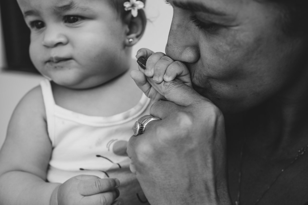 acompanhamento de bebê, abraço na alma, alan smyth fotografo são mateus es, ensaio de bebê, ensaio em casa, ensaio intimista, fotografia afetiva, fotografia de familia,  fotografia de familia sao mateus es, pais de menina, jornada de bebê, ensaio infantil