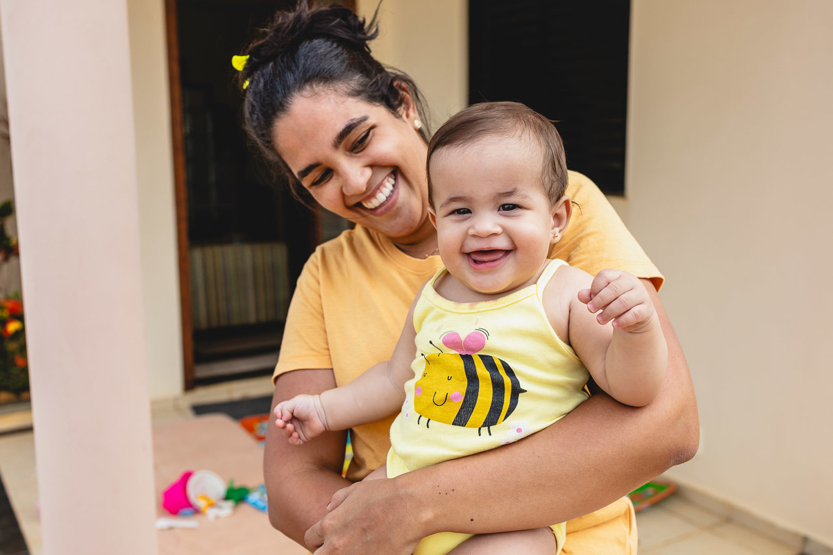 acompanhamento de bebê, abraço na alma, alan smyth fotografo são mateus es, ensaio de bebê, ensaio em casa, ensaio intimista, fotografia afetiva, fotografia de familia,  fotografia de familia sao mateus es, pais de menina, jornada de bebê, ensaio infantil