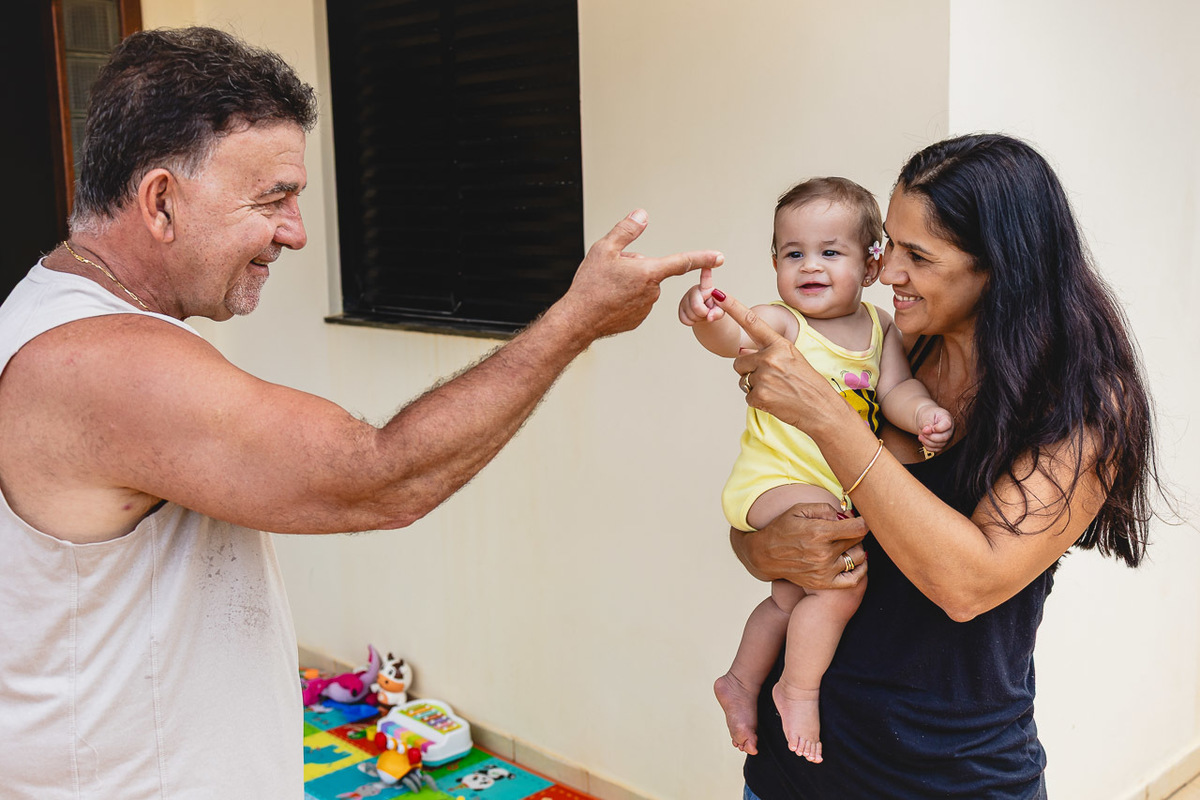 acompanhamento de bebê, abraço na alma, alan smyth fotografo são mateus es, ensaio de bebê, ensaio em casa, ensaio intimista, fotografia afetiva, fotografia de familia,  fotografia de familia sao mateus es, pais de menina, jornada de bebê, ensaio infantil