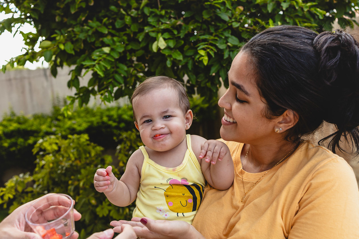 acompanhamento de bebê, abraço na alma, alan smyth fotografo são mateus es, ensaio de bebê, ensaio em casa, ensaio intimista, fotografia afetiva, fotografia de familia,  fotografia de familia sao mateus es, pais de menina, jornada de bebê, ensaio infantil