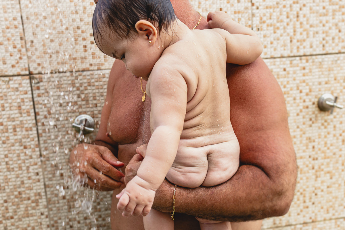 acompanhamento de bebê, abraço na alma, alan smyth fotografo são mateus es, ensaio de bebê, ensaio em casa, ensaio intimista, fotografia afetiva, fotografia de familia,  fotografia de familia sao mateus es, pais de menina, jornada de bebê, ensaio infantil