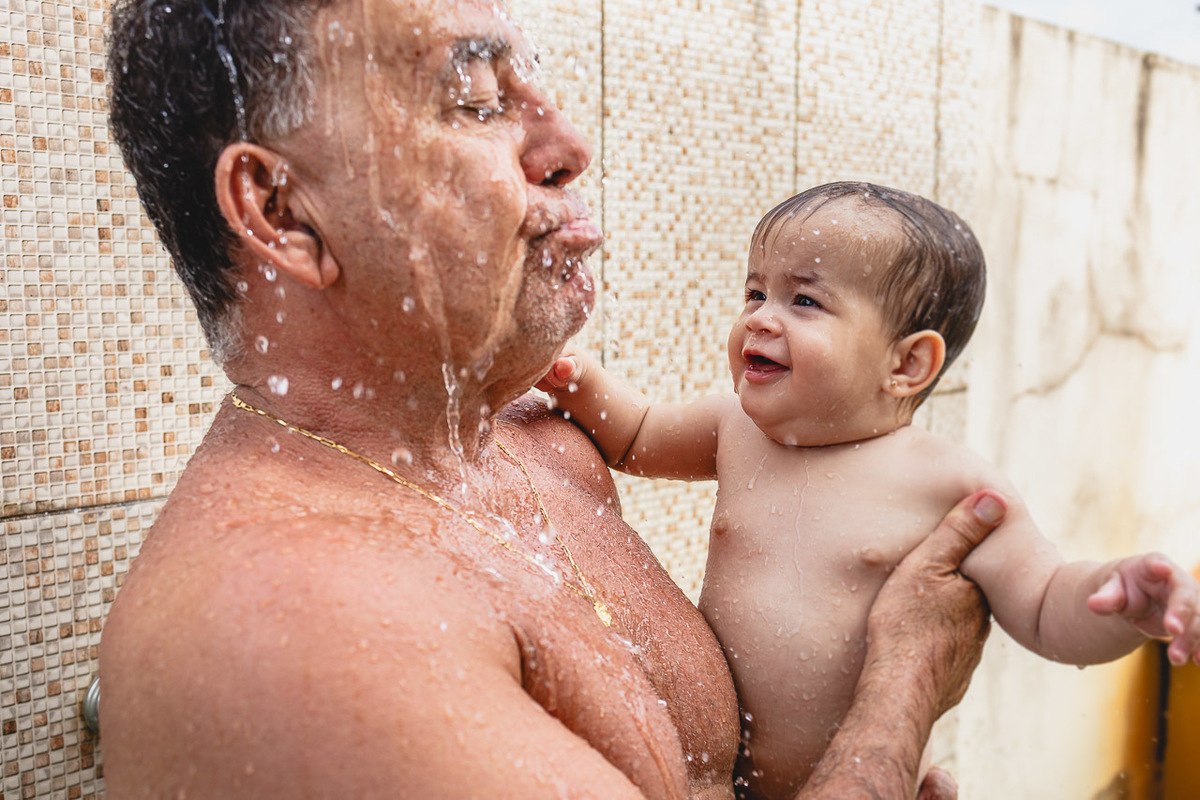 acompanhamento de bebê, abraço na alma, alan smyth fotografo são mateus es, ensaio de bebê, ensaio em casa, ensaio intimista, fotografia afetiva, fotografia de familia,  fotografia de familia sao mateus es, pais de menina, jornada de bebê, ensaio infantil