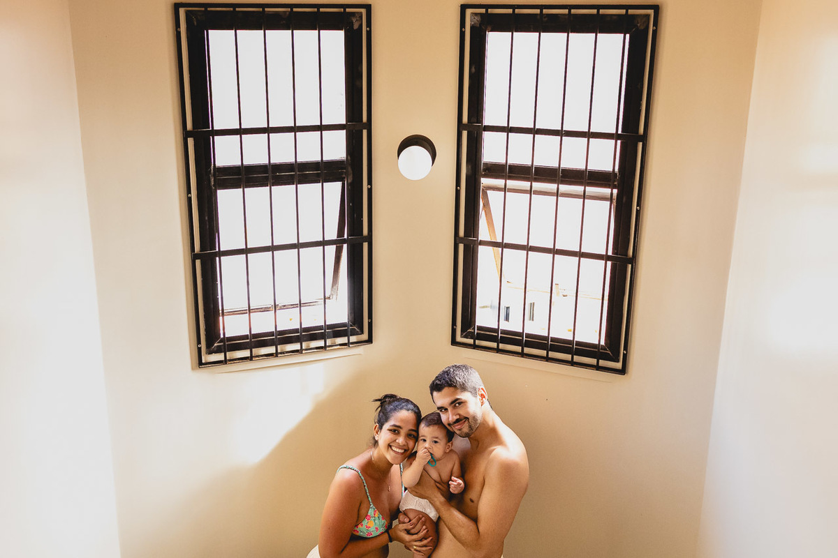 acompanhamento de bebê, abraço na alma, alan smyth fotografo são mateus es, ensaio de bebê, ensaio em casa, ensaio intimista, fotografia afetiva, fotografia de familia,  fotografia de familia sao mateus es, pais de menina, jornada de bebê, ensaio infantil