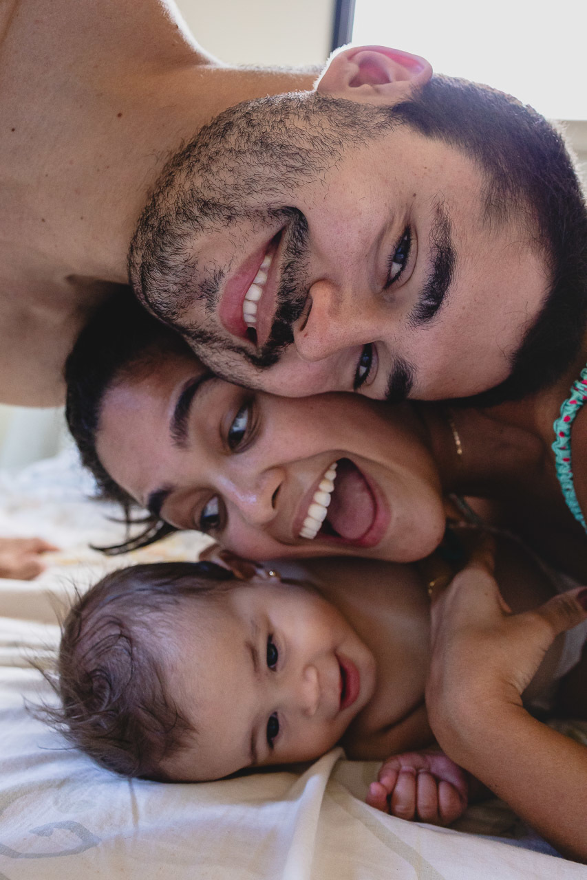 acompanhamento de bebê, abraço na alma, alan smyth fotografo são mateus es, ensaio de bebê, ensaio em casa, ensaio intimista, fotografia afetiva, fotografia de familia,  fotografia de familia sao mateus es, pais de menina, jornada de bebê, ensaio infantil