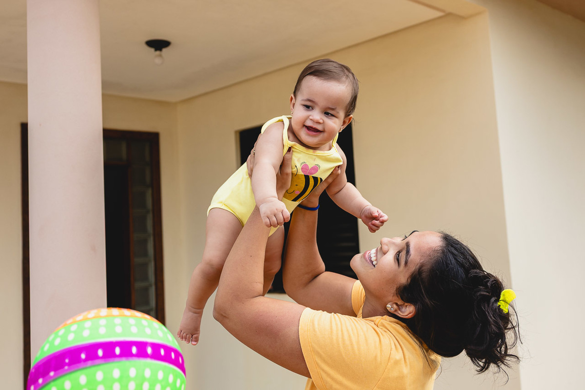 acompanhamento de bebê, abraço na alma, alan smyth fotografo são mateus es, ensaio de bebê, ensaio em casa, ensaio intimista, fotografia afetiva, fotografia de familia,  fotografia de familia sao mateus es, pais de menina, jornada de bebê, ensaio infantil