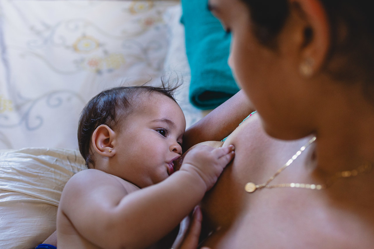 acompanhamento de bebê, abraço na alma, alan smyth fotografo são mateus es, ensaio de bebê, ensaio em casa, ensaio intimista, fotografia afetiva, fotografia de familia,  fotografia de familia sao mateus es, pais de menina, jornada de bebê, ensaio infantil