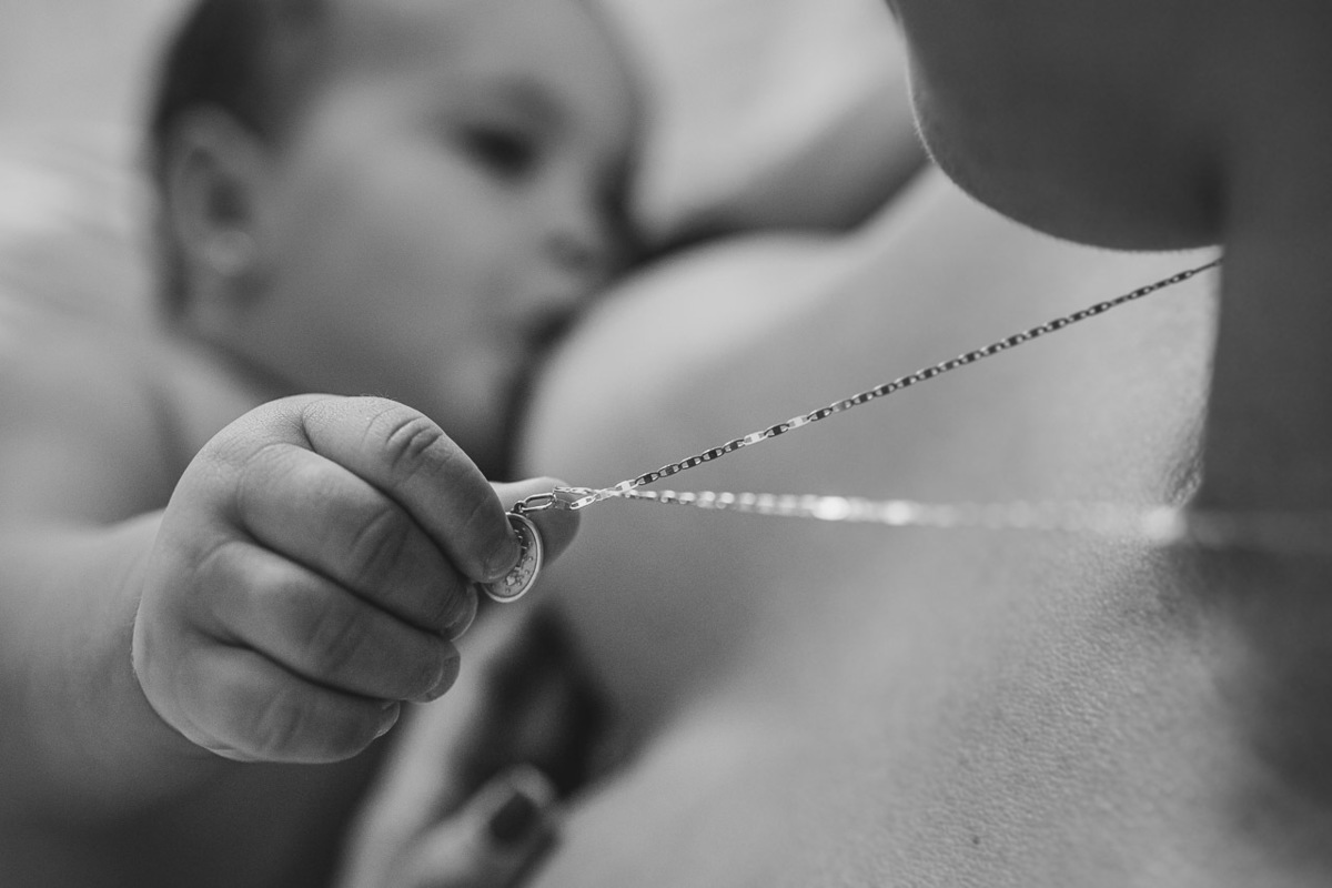 acompanhamento de bebê, abraço na alma, alan smyth fotografo são mateus es, ensaio de bebê, ensaio em casa, ensaio intimista, fotografia afetiva, fotografia de familia,  fotografia de familia sao mateus es, pais de menina, jornada de bebê, ensaio infantil