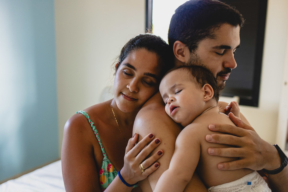 acompanhamento de bebê, abraço na alma, alan smyth fotografo são mateus es, ensaio de bebê, ensaio em casa, ensaio intimista, fotografia afetiva, fotografia de familia,  fotografia de familia sao mateus es, pais de menina, jornada de bebê, ensaio infantil