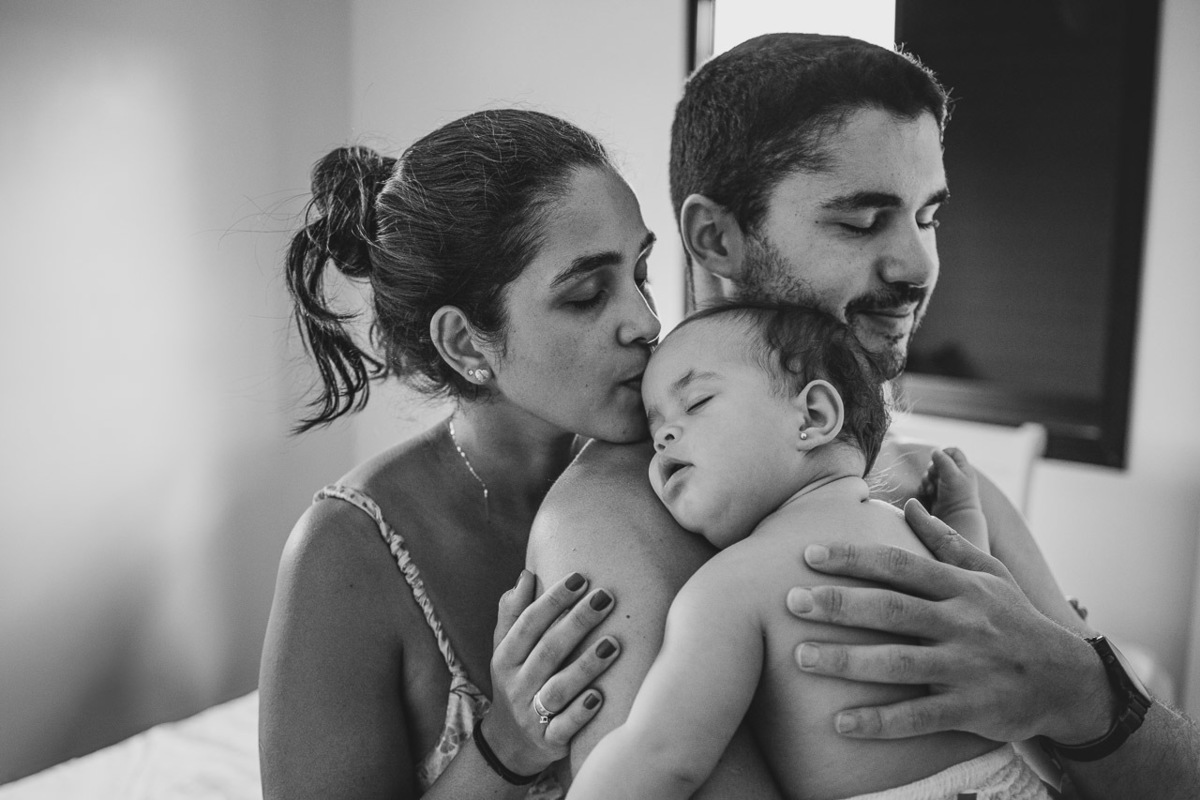 acompanhamento de bebê, abraço na alma, alan smyth fotografo são mateus es, ensaio de bebê, ensaio em casa, ensaio intimista, fotografia afetiva, fotografia de familia,  fotografia de familia sao mateus es, pais de menina, jornada de bebê, ensaio infantil