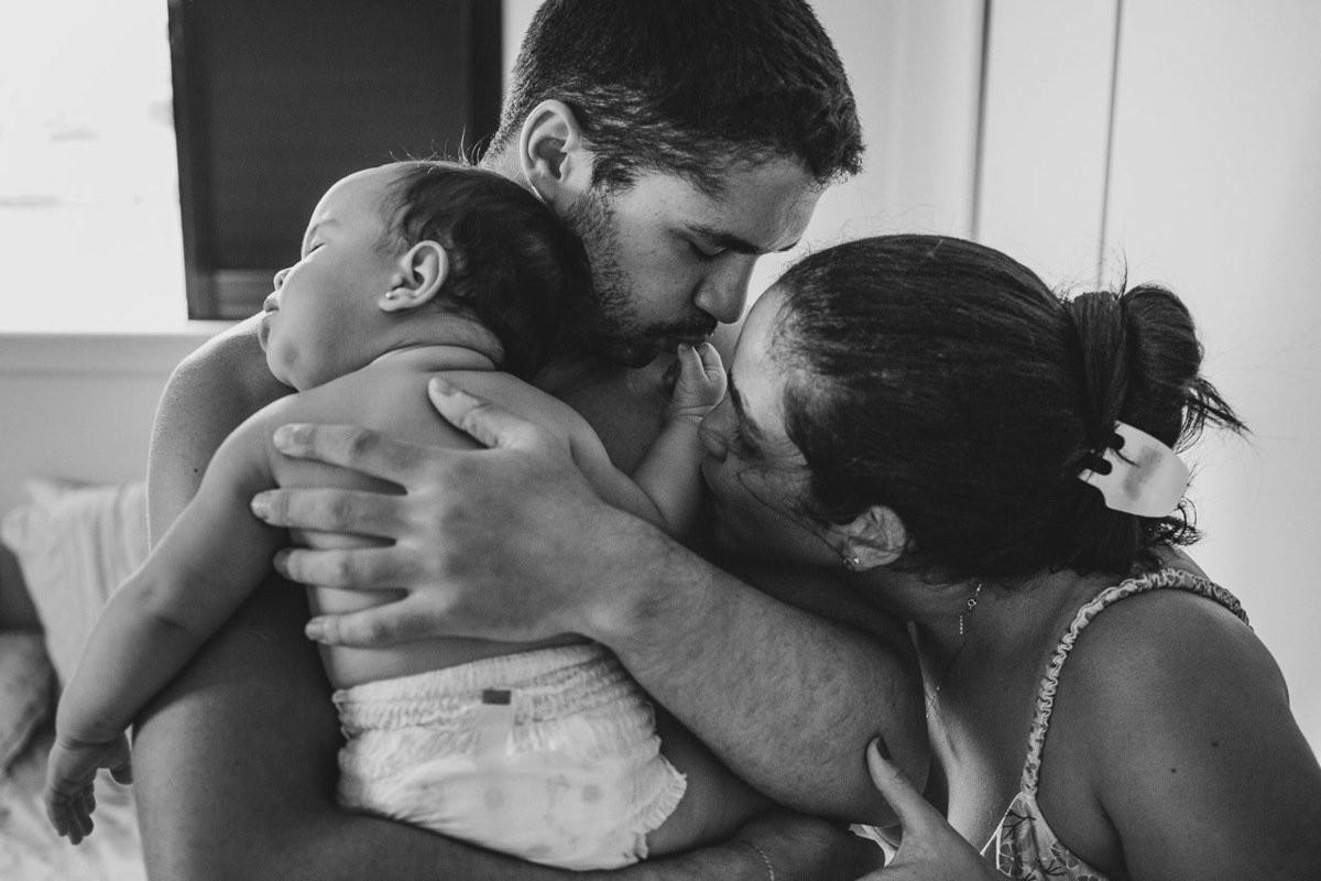 acompanhamento de bebê, abraço na alma, alan smyth fotografo são mateus es, ensaio de bebê, ensaio em casa, ensaio intimista, fotografia afetiva, fotografia de familia,  fotografia de familia sao mateus es, pais de menina, jornada de bebê, ensaio infantil