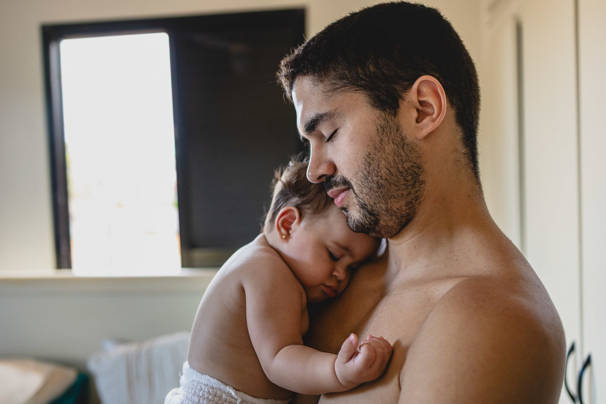 acompanhamento de bebê, abraço na alma, alan smyth fotografo são mateus es, ensaio de bebê, ensaio em casa, ensaio intimista, fotografia afetiva, fotografia de familia,  fotografia de familia sao mateus es, pais de menina, jornada de bebê, ensaio infantil
