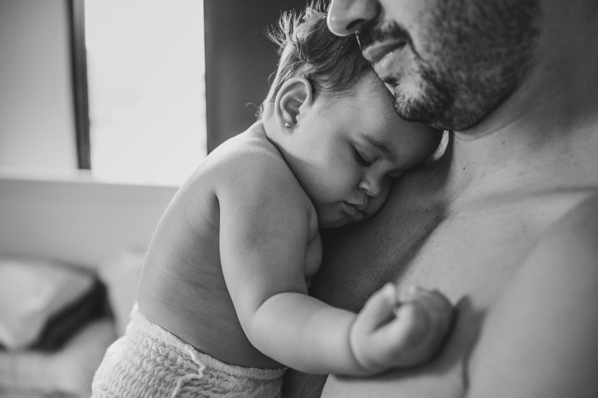 acompanhamento de bebê, abraço na alma, alan smyth fotografo são mateus es, ensaio de bebê, ensaio em casa, ensaio intimista, fotografia afetiva, fotografia de familia,  fotografia de familia sao mateus es, pais de menina, jornada de bebê, ensaio infantil