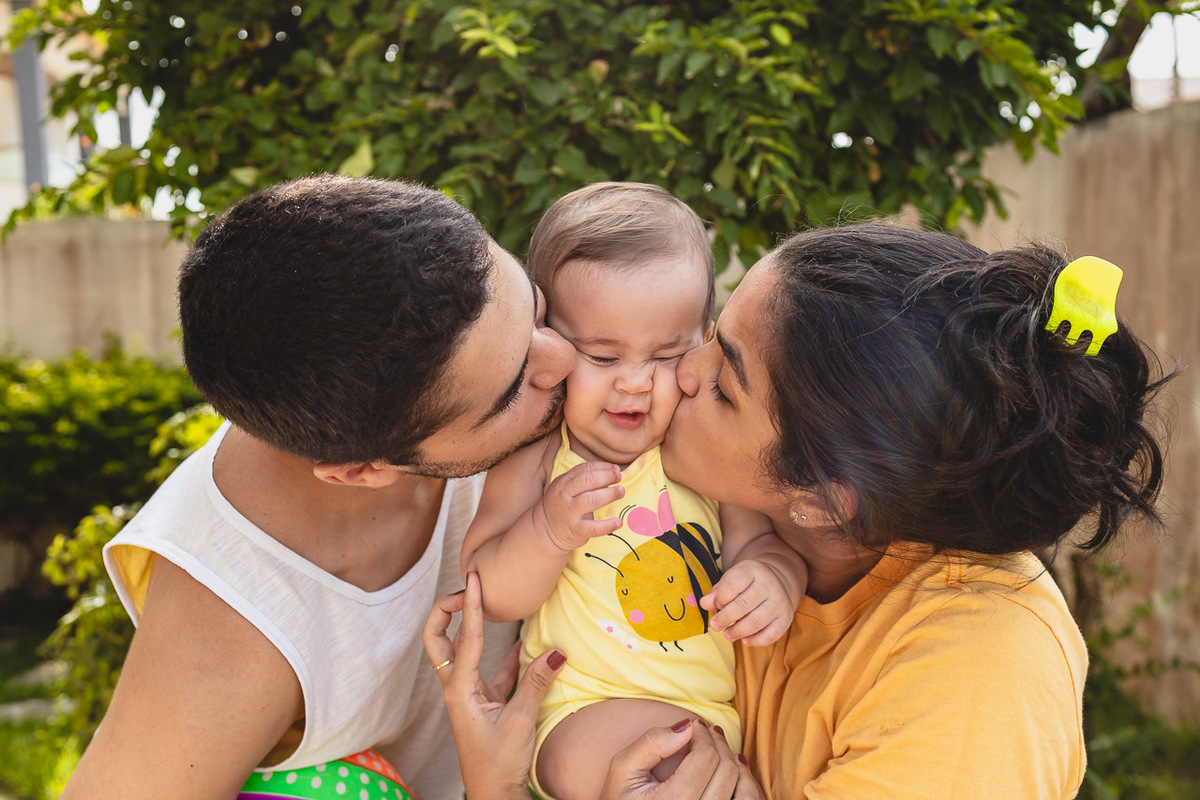 acompanhamento de bebê, abraço na alma, alan smyth fotografo são mateus es, ensaio de bebê, ensaio em casa, ensaio intimista, fotografia afetiva, fotografia de familia,  fotografia de familia sao mateus es, pais de menina, jornada de bebê, ensaio infantil
