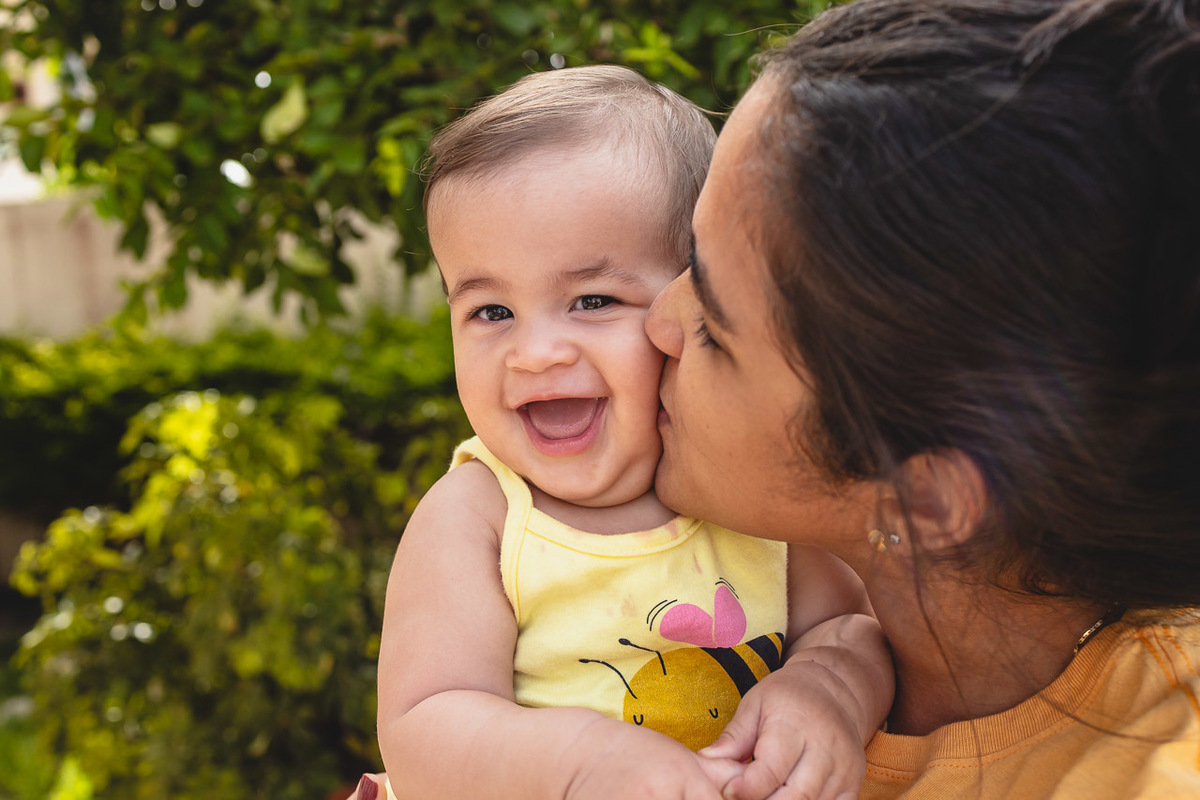 acompanhamento de bebê, abraço na alma, alan smyth fotografo são mateus es, ensaio de bebê, ensaio em casa, ensaio intimista, fotografia afetiva, fotografia de familia,  fotografia de familia sao mateus es, pais de menina, jornada de bebê, ensaio infantil