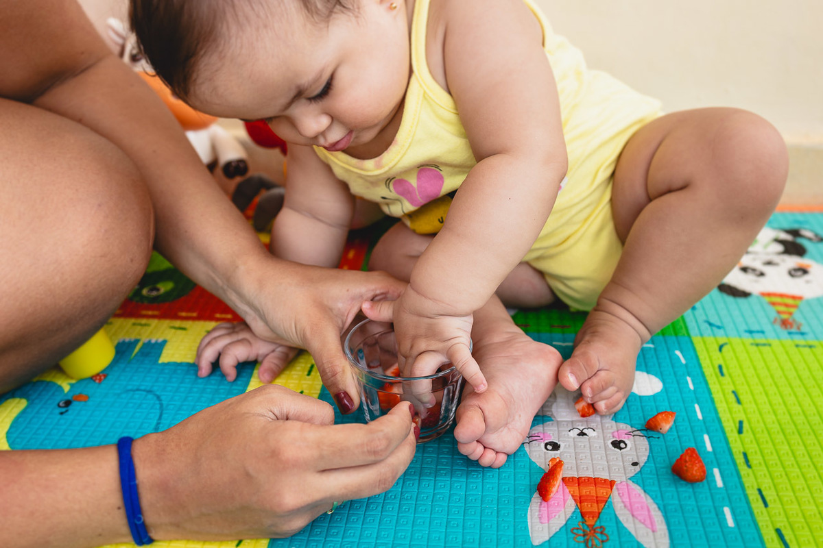 acompanhamento de bebê, abraço na alma, alan smyth fotografo são mateus es, ensaio de bebê, ensaio em casa, ensaio intimista, fotografia afetiva, fotografia de familia,  fotografia de familia sao mateus es, pais de menina, jornada de bebê, ensaio infantil