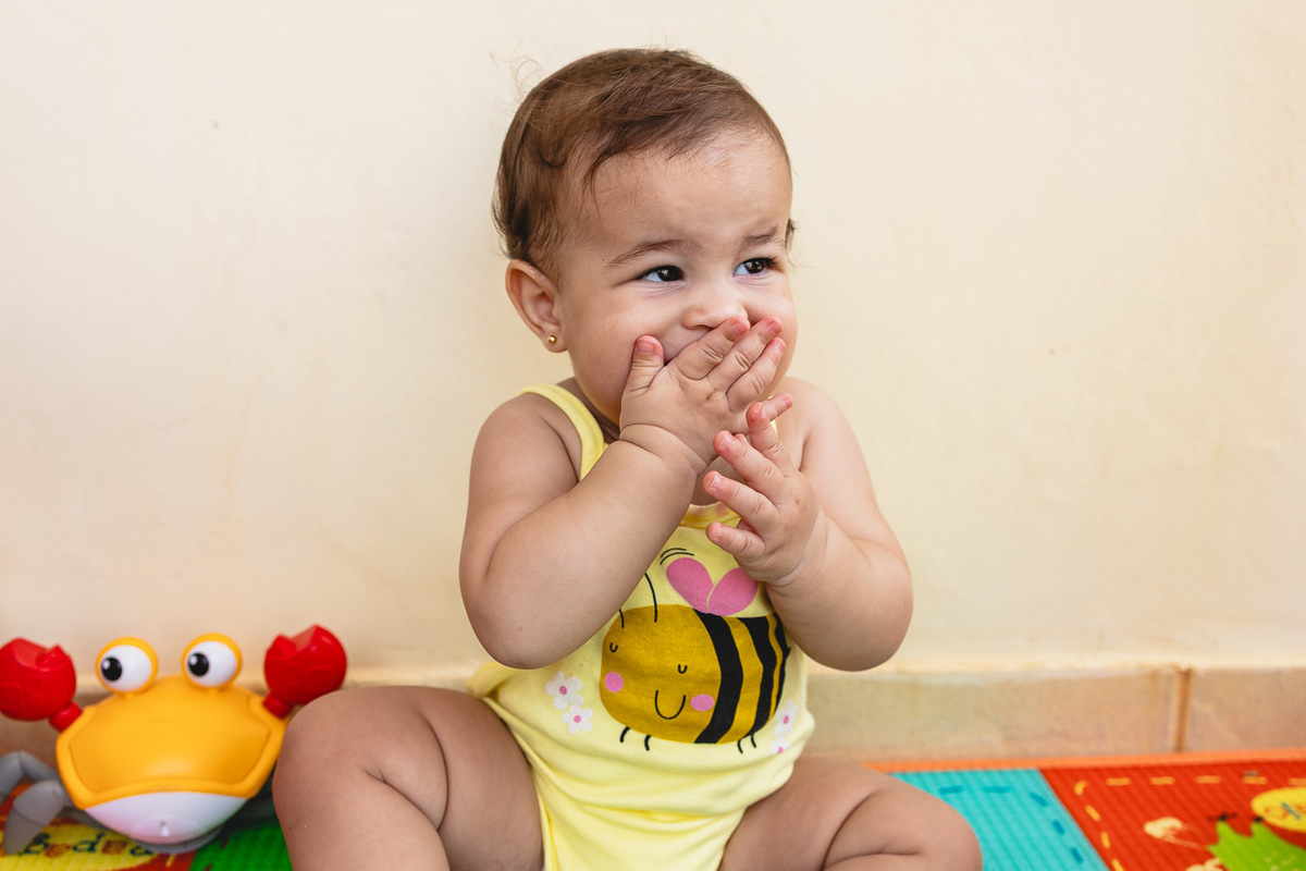 acompanhamento de bebê, abraço na alma, alan smyth fotografo são mateus es, ensaio de bebê, ensaio em casa, ensaio intimista, fotografia afetiva, fotografia de familia,  fotografia de familia sao mateus es, pais de menina, jornada de bebê, ensaio infantil