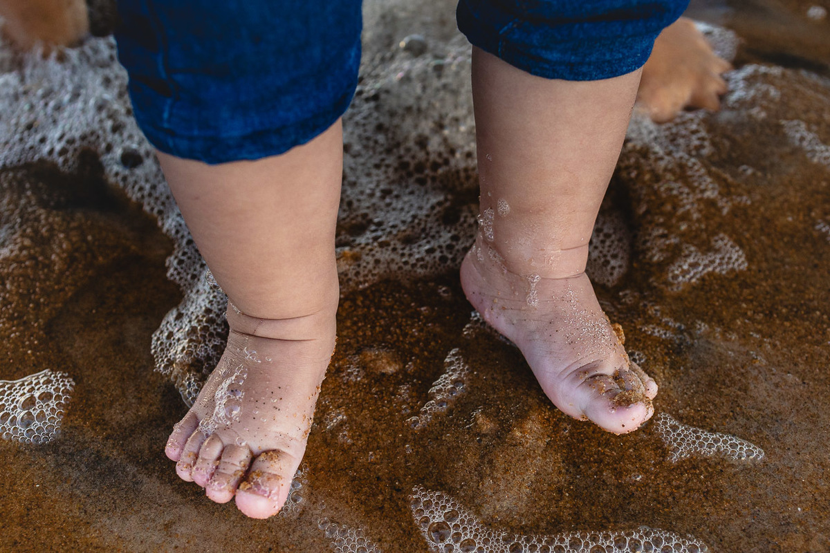 acompanhamento de bebê, abraço na alma, alan smyth fotografo são mateus es, ensaio de bebê, ensaio em casa, ensaio intimista, fotografia afetiva, fotografia de familia,  fotografia de familia sao mateus es, pais de menina, jornada de bebê, ensaio infantil