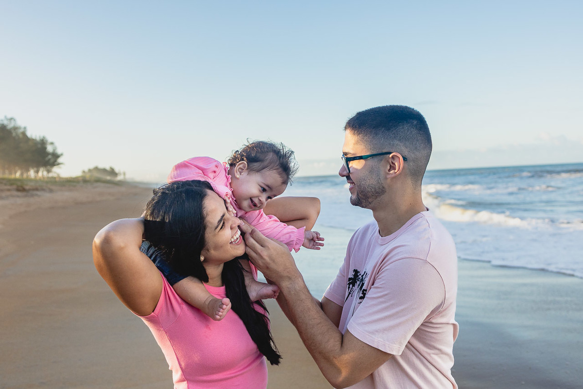 acompanhamento de bebê, abraço na alma, alan smyth fotografo são mateus es, ensaio de bebê, ensaio em casa, ensaio intimista, fotografia afetiva, fotografia de familia,  fotografia de familia sao mateus es, pais de menina, jornada de bebê, ensaio infantil