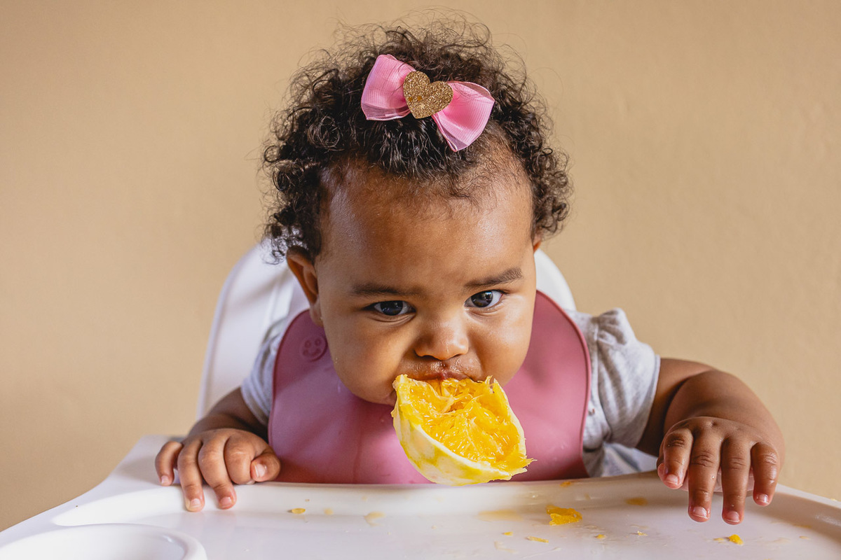 acompanhamento de bebê, abraço na alma, alan smyth fotografo são mateus es, ensaio de bebê, ensaio em casa, ensaio intimista, fotografia afetiva, fotografia de familia,  fotografia de familia sao mateus es, pais de menina, jornada de bebê, ensaio infantil
