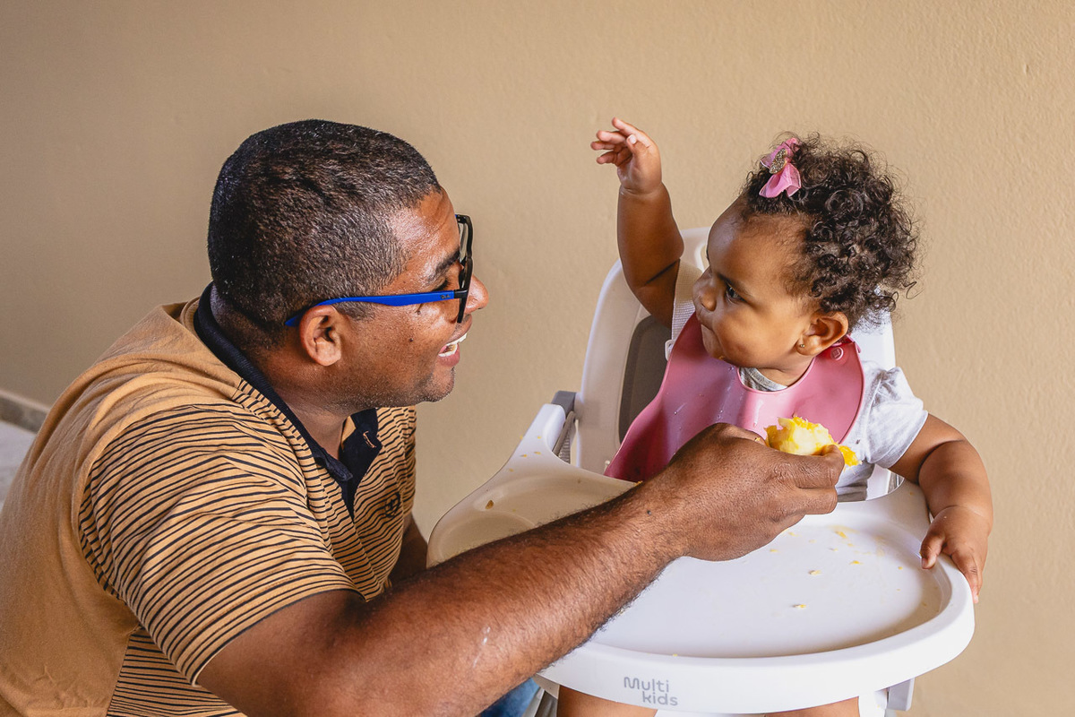 acompanhamento de bebê, abraço na alma, alan smyth fotografo são mateus es, ensaio de bebê, ensaio em casa, ensaio intimista, fotografia afetiva, fotografia de familia,  fotografia de familia sao mateus es, pais de menina, jornada de bebê, ensaio infantil