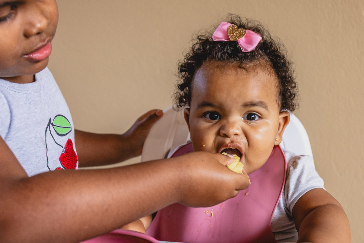 acompanhamento de bebê, abraço na alma, alan smyth fotografo são mateus es, ensaio de bebê, ensaio em casa, ensaio intimista, fotografia afetiva, fotografia de familia,  fotografia de familia sao mateus es, pais de menina, jornada de bebê, ensaio infantil