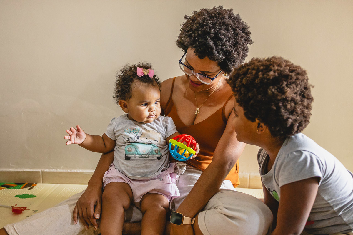acompanhamento de bebê, abraço na alma, alan smyth fotografo são mateus es, ensaio de bebê, ensaio em casa, ensaio intimista, fotografia afetiva, fotografia de familia,  fotografia de familia sao mateus es, pais de menina, jornada de bebê, ensaio infantil