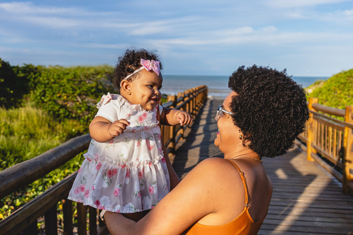 acompanhamento de bebê, abraço na alma, alan smyth fotografo são mateus es, ensaio de bebê, ensaio em casa, ensaio intimista, fotografia afetiva, fotografia de familia,  fotografia de familia sao mateus es, pais de menina, jornada de bebê, ensaio infantil