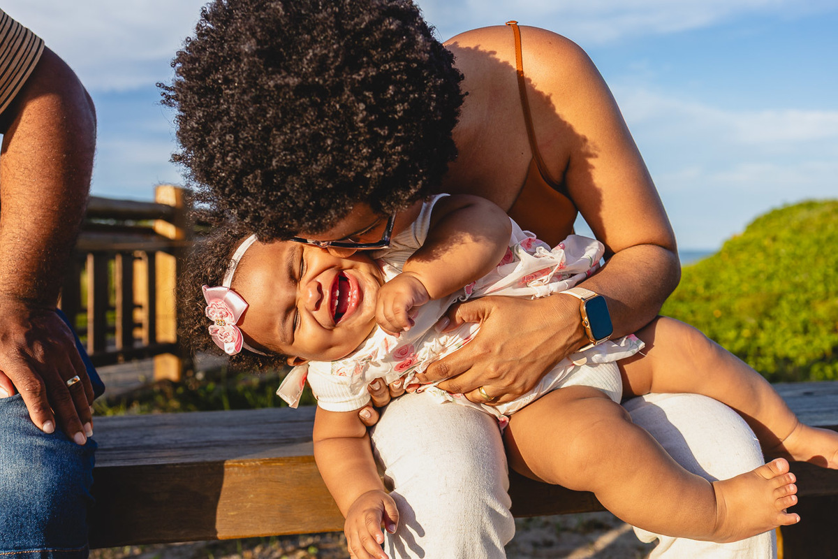 acompanhamento de bebê, abraço na alma, alan smyth fotografo são mateus es, ensaio de bebê, ensaio em casa, ensaio intimista, fotografia afetiva, fotografia de familia,  fotografia de familia sao mateus es, pais de menina, jornada de bebê, ensaio infantil