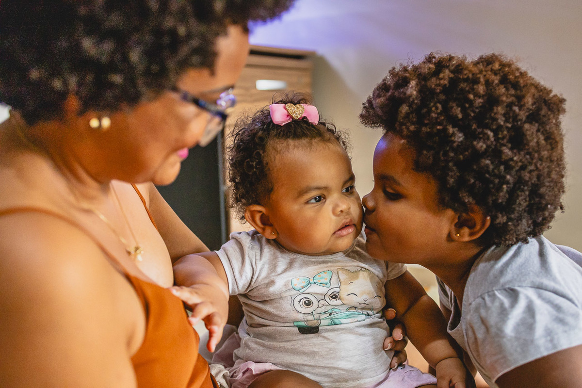 acompanhamento de bebê, abraço na alma, alan smyth fotografo são mateus es, ensaio de bebê, ensaio em casa, ensaio intimista, fotografia afetiva, fotografia de familia,  fotografia de familia sao mateus es, pais de menina, jornada de bebê, ensaio infantil