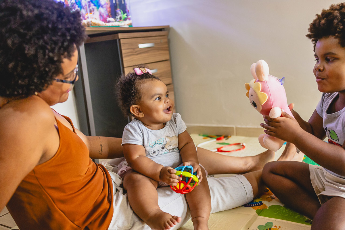 acompanhamento de bebê, abraço na alma, alan smyth fotografo são mateus es, ensaio de bebê, ensaio em casa, ensaio intimista, fotografia afetiva, fotografia de familia,  fotografia de familia sao mateus es, pais de menina, jornada de bebê, ensaio infantil