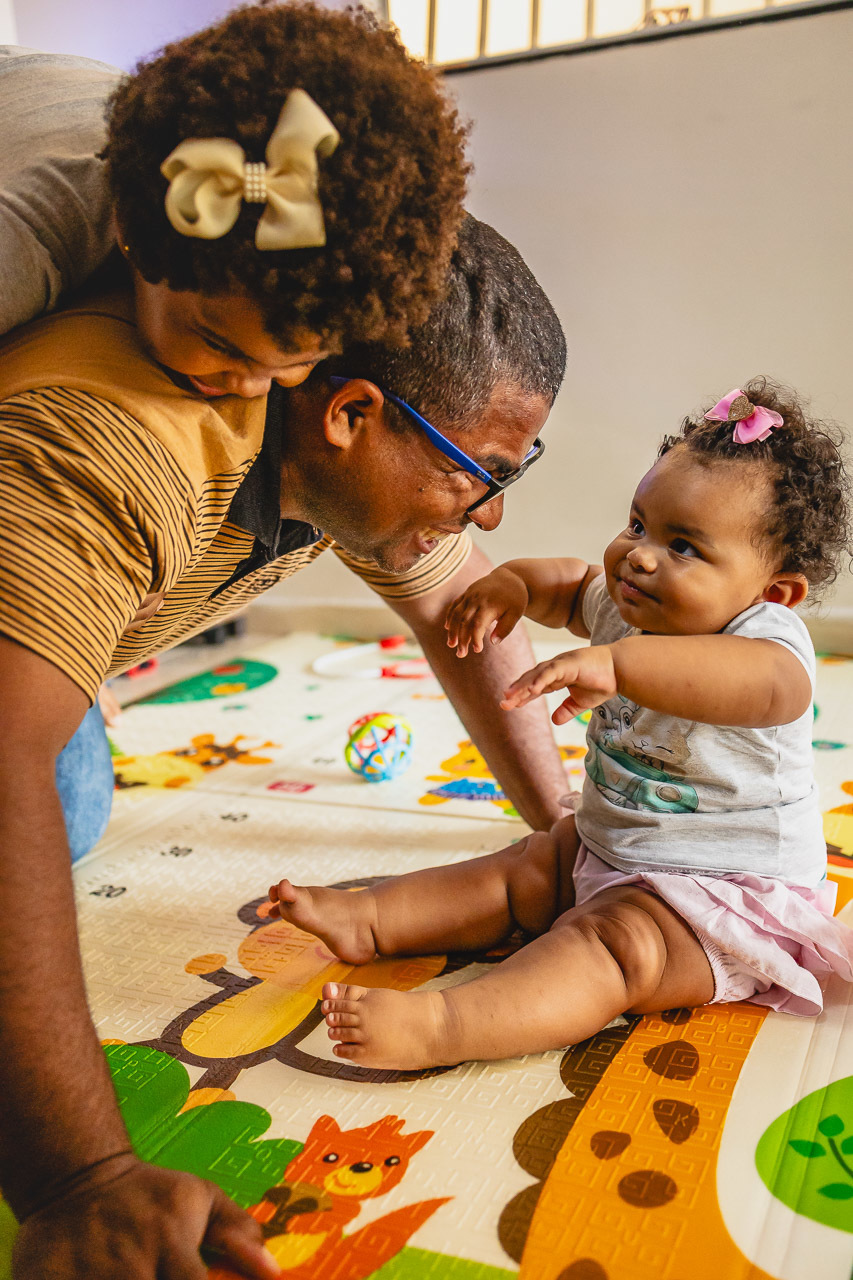 acompanhamento de bebê, abraço na alma, alan smyth fotografo são mateus es, ensaio de bebê, ensaio em casa, ensaio intimista, fotografia afetiva, fotografia de familia,  fotografia de familia sao mateus es, pais de menina, jornada de bebê, ensaio infantil