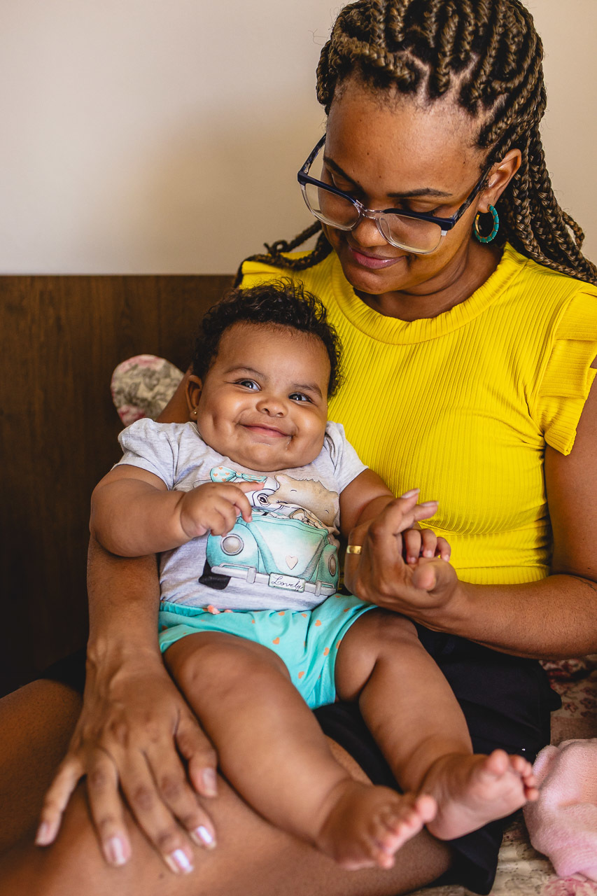 acompanhamento de bebê, abraço na alma, alan smyth fotografo são mateus es, ensaio de bebê, ensaio em casa, ensaio intimista, fotografia afetiva, fotografia de familia,  fotografia de familia sao mateus es, pais de menina, jornada de bebê, ensaio infantil
