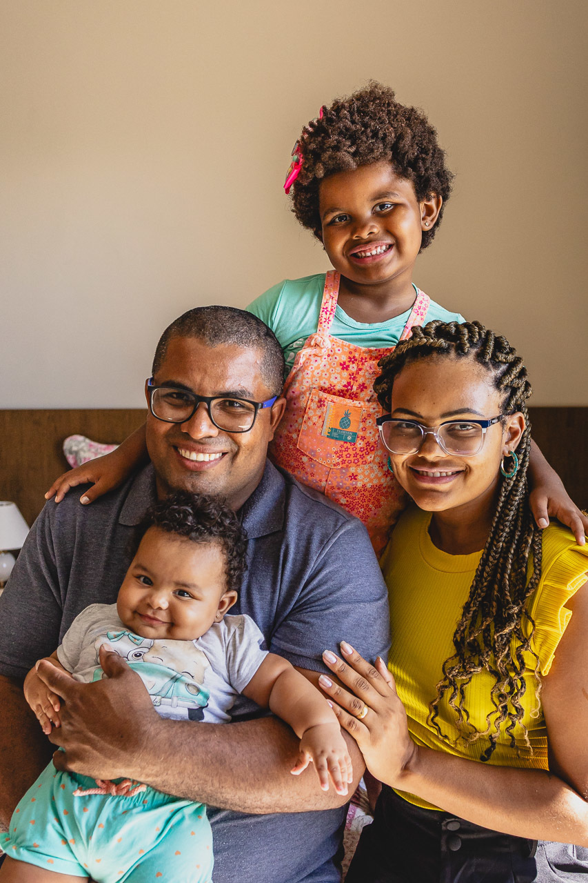 acompanhamento de bebê, abraço na alma, alan smyth fotografo são mateus es, ensaio de bebê, ensaio em casa, ensaio intimista, fotografia afetiva, fotografia de familia,  fotografia de familia sao mateus es, pais de menina, jornada de bebê, ensaio infantil