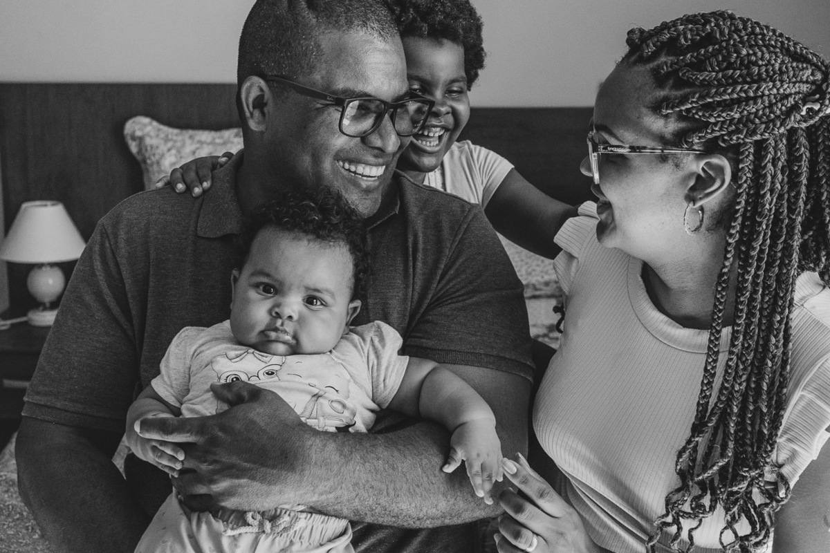 acompanhamento de bebê, abraço na alma, alan smyth fotografo são mateus es, ensaio de bebê, ensaio em casa, ensaio intimista, fotografia afetiva, fotografia de familia,  fotografia de familia sao mateus es, pais de menina, jornada de bebê, ensaio infantil