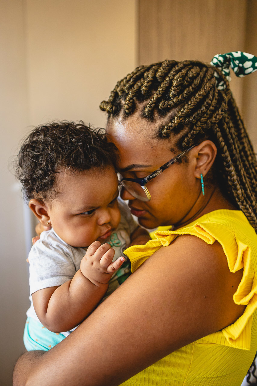 acompanhamento de bebê, abraço na alma, alan smyth fotografo são mateus es, ensaio de bebê, ensaio em casa, ensaio intimista, fotografia afetiva, fotografia de familia,  fotografia de familia sao mateus es, pais de menina, jornada de bebê, ensaio infantil