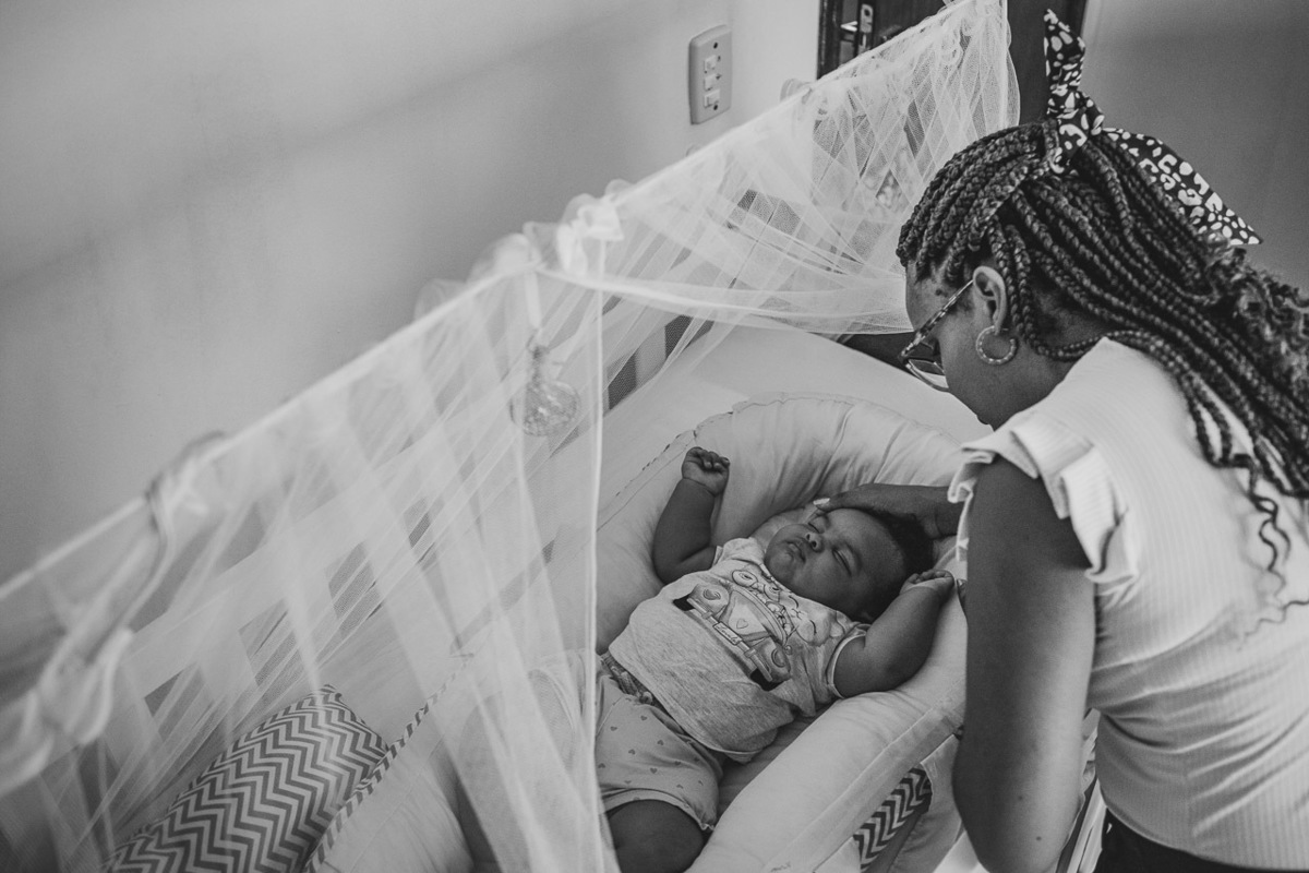 acompanhamento de bebê, abraço na alma, alan smyth fotografo são mateus es, ensaio de bebê, ensaio em casa, ensaio intimista, fotografia afetiva, fotografia de familia,  fotografia de familia sao mateus es, pais de menina, jornada de bebê, ensaio infantil