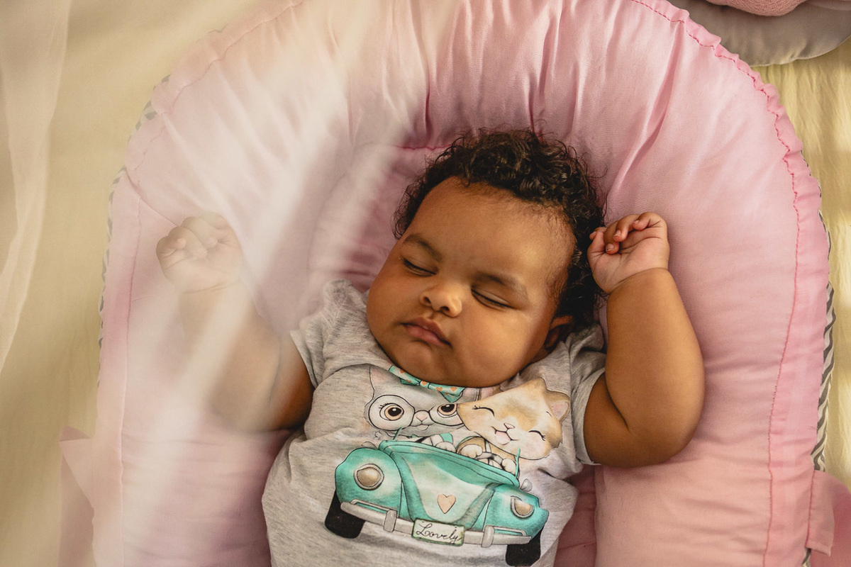 acompanhamento de bebê, abraço na alma, alan smyth fotografo são mateus es, ensaio de bebê, ensaio em casa, ensaio intimista, fotografia afetiva, fotografia de familia,  fotografia de familia sao mateus es, pais de menina, jornada de bebê, ensaio infantil