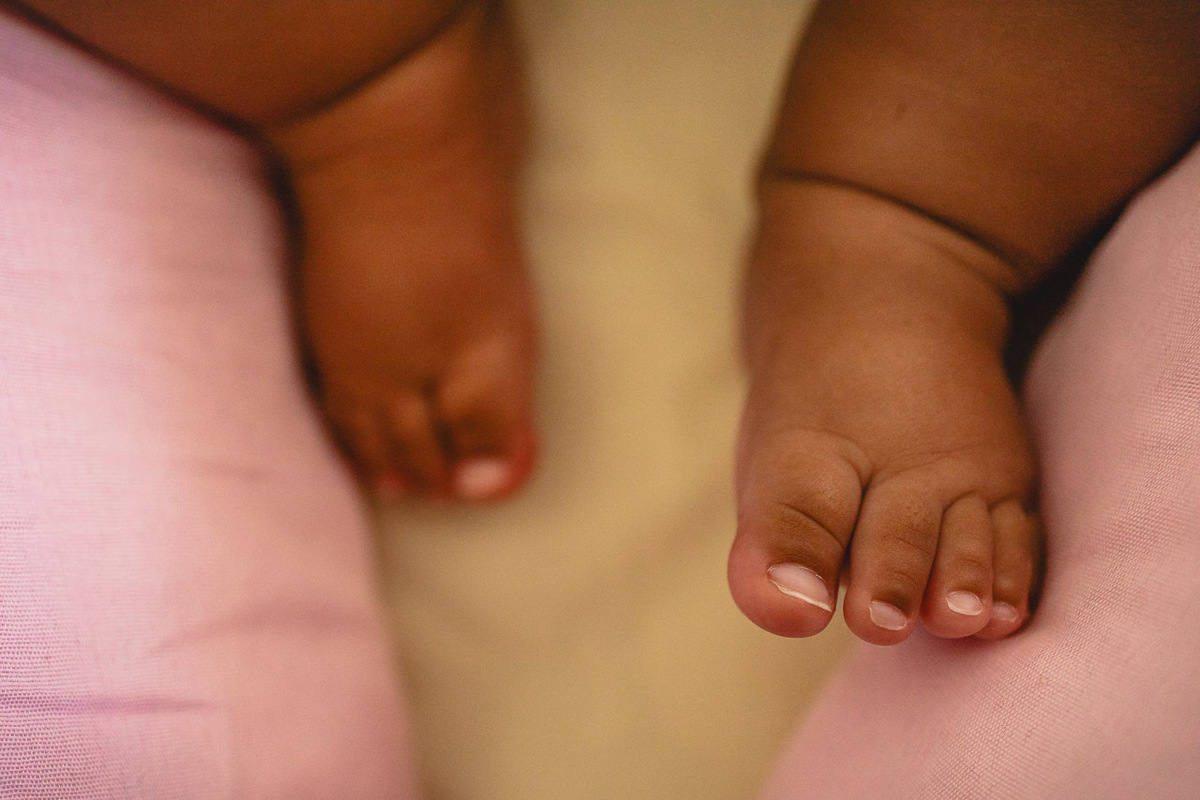 acompanhamento de bebê, abraço na alma, alan smyth fotografo são mateus es, ensaio de bebê, ensaio em casa, ensaio intimista, fotografia afetiva, fotografia de familia,  fotografia de familia sao mateus es, pais de menina, jornada de bebê, ensaio infantil
