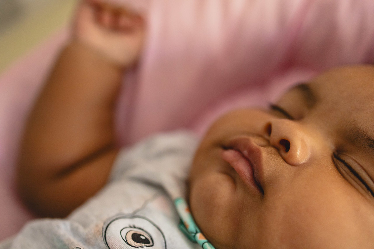 acompanhamento de bebê, abraço na alma, alan smyth fotografo são mateus es, ensaio de bebê, ensaio em casa, ensaio intimista, fotografia afetiva, fotografia de familia,  fotografia de familia sao mateus es, pais de menina, jornada de bebê, ensaio infantil