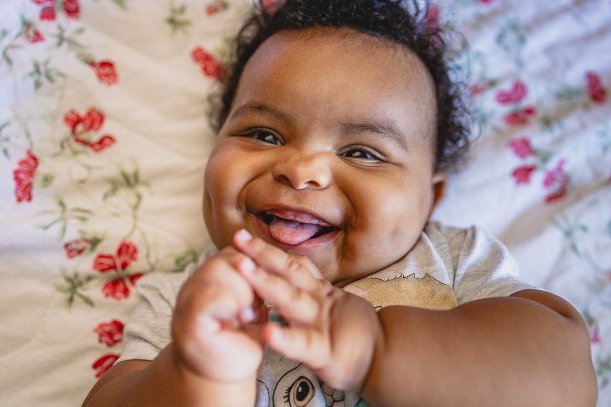 acompanhamento de bebê, abraço na alma, alan smyth fotografo são mateus es, ensaio de bebê, ensaio em casa, ensaio intimista, fotografia afetiva, fotografia de familia,  fotografia de familia sao mateus es, pais de menina, jornada de bebê, ensaio infantil