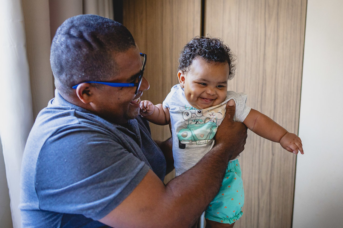 acompanhamento de bebê, abraço na alma, alan smyth fotografo são mateus es, ensaio de bebê, ensaio em casa, ensaio intimista, fotografia afetiva, fotografia de familia,  fotografia de familia sao mateus es, pais de menina, jornada de bebê, ensaio infantil
