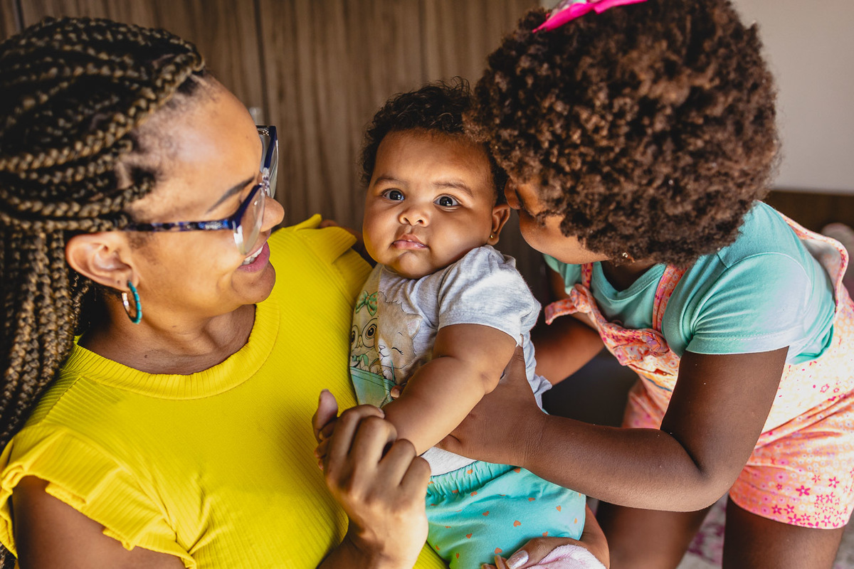 acompanhamento de bebê, abraço na alma, alan smyth fotografo são mateus es, ensaio de bebê, ensaio em casa, ensaio intimista, fotografia afetiva, fotografia de familia,  fotografia de familia sao mateus es, pais de menina, jornada de bebê, ensaio infantil
