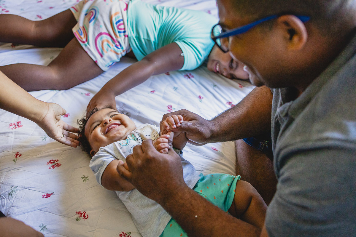 acompanhamento de bebê, abraço na alma, alan smyth fotografo são mateus es, ensaio de bebê, ensaio em casa, ensaio intimista, fotografia afetiva, fotografia de familia,  fotografia de familia sao mateus es, pais de menina, jornada de bebê, ensaio infantil