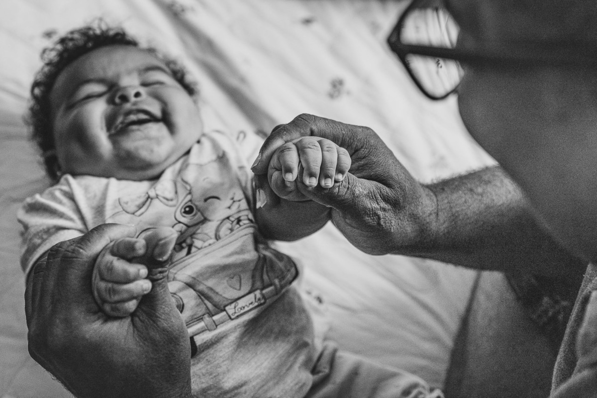 acompanhamento de bebê, abraço na alma, alan smyth fotografo são mateus es, ensaio de bebê, ensaio em casa, ensaio intimista, fotografia afetiva, fotografia de familia,  fotografia de familia sao mateus es, pais de menina, jornada de bebê, ensaio infantil