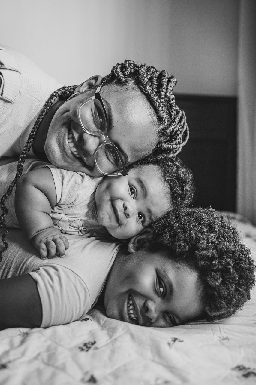 acompanhamento de bebê, abraço na alma, alan smyth fotografo são mateus es, ensaio de bebê, ensaio em casa, ensaio intimista, fotografia afetiva, fotografia de familia,  fotografia de familia sao mateus es, pais de menina, jornada de bebê, ensaio infantil